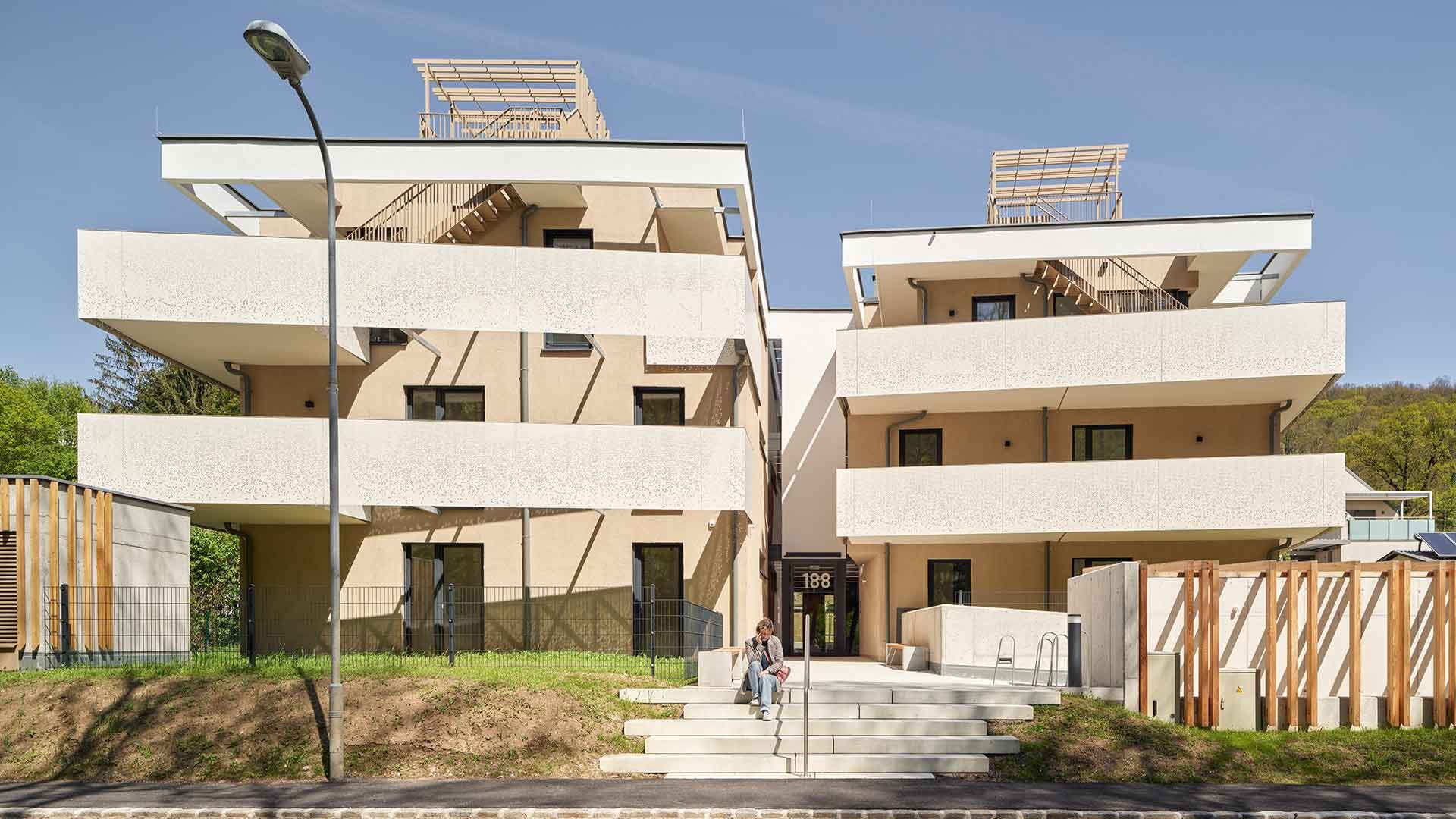 Hausdorf Architekten Ziviltechniker Wohnbau in Hauptstrasse Kaltenleutgeben Niederösterreich Strassenansicht Lochblech Geländer